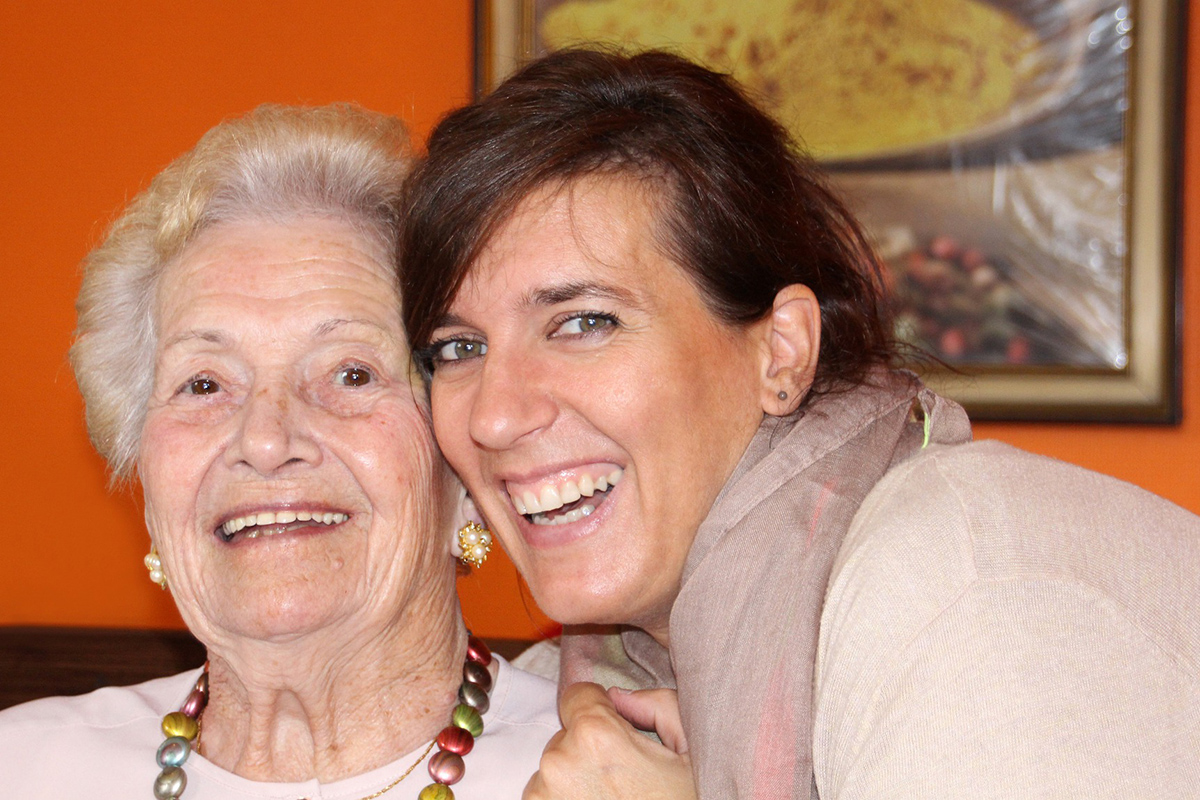Ältere Dame und jüngere Frau die beide lachen