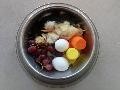Fleisch, Eier, Obst und Joghurt in einer Schale
