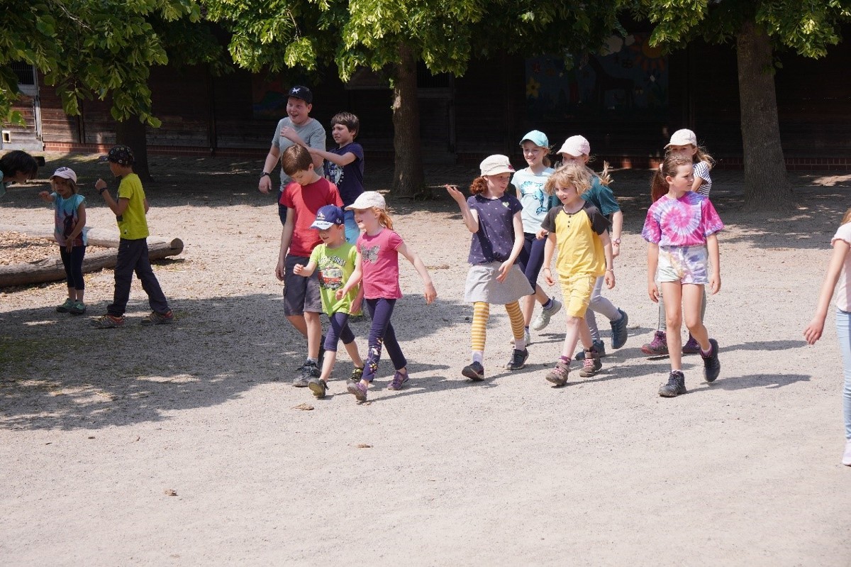 Kinder mit KonTiKi – Tieren