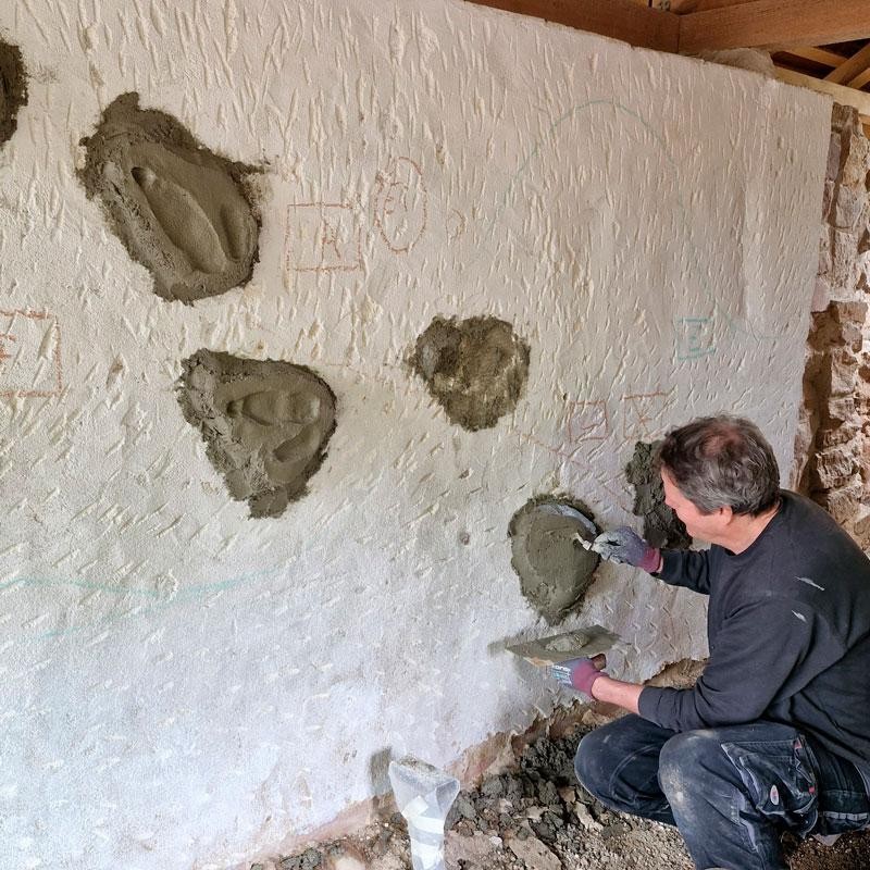 Mithilfe der Gips-Stempel wurden die Spuren in den frischen Putz modelliert Mithilfe der Gips-Stempel wurden die Spuren in den frischen Putz modelliert