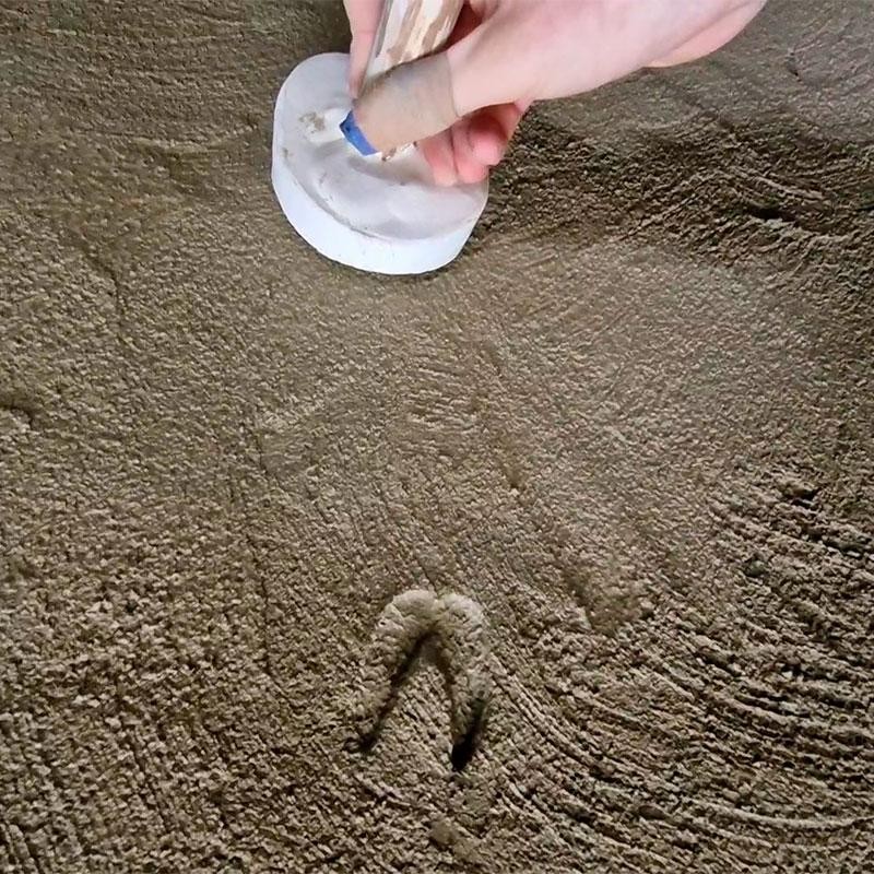 Mithilfe der Gips-Stempel wurden die Spuren in den frischen Putz modelliert Mithilfe der Gips-Stempel wurden die Spuren in den frischen Putz modelliert