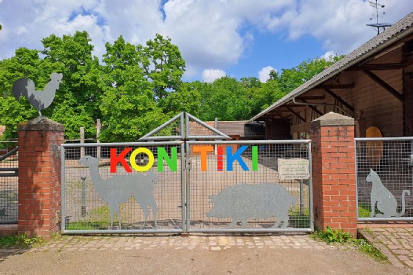 KonTiKi-Tor mit Schriftzug