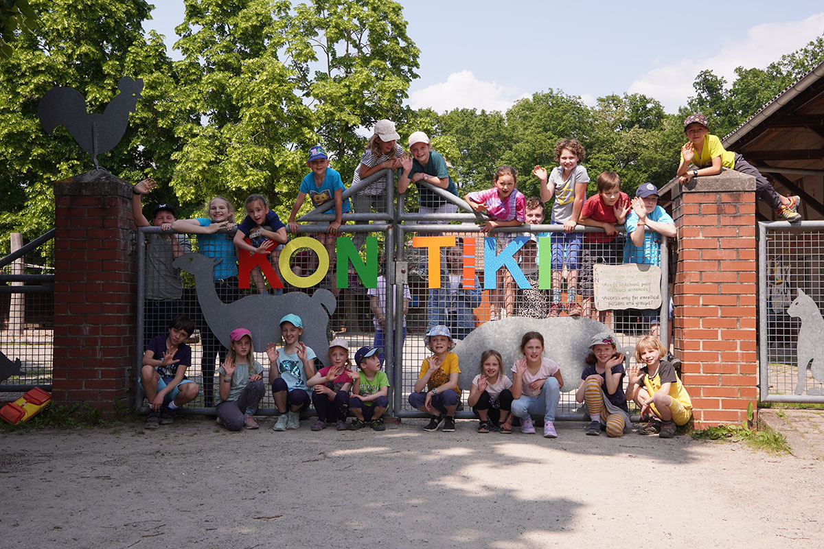 Tor mit Tieren verziehrt und der Aufschrift Kontiki