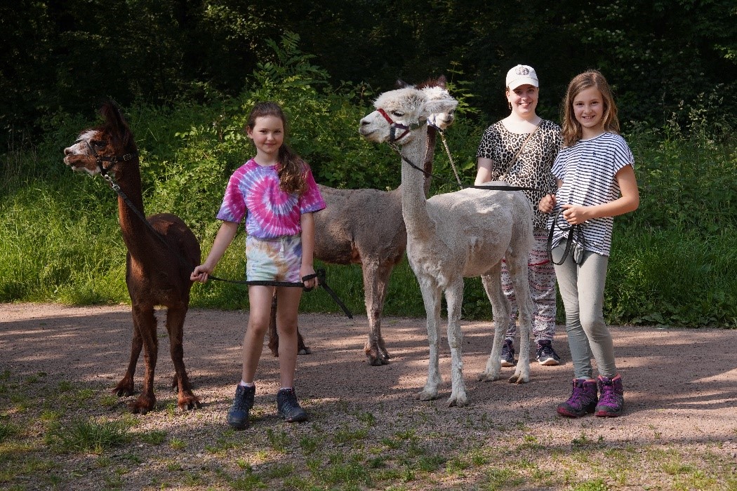 Kinder mit KonTiKi – Tieren