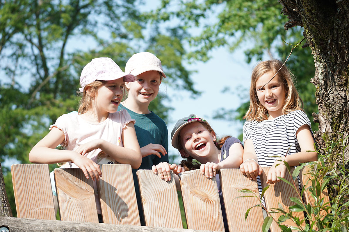 Kinder an einem Zaun