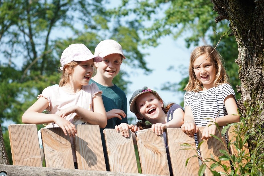 Lachende Schulkinder und Jugendliche