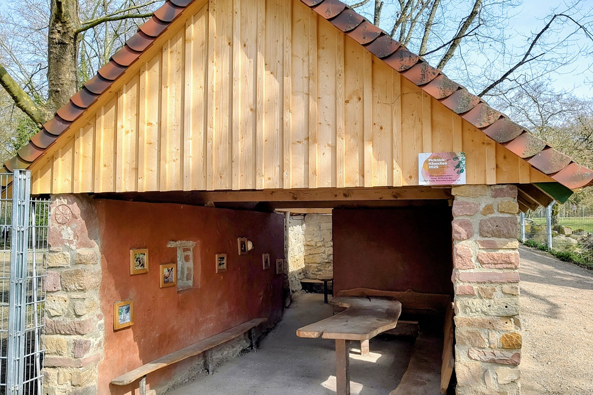Picknickhäuschen aus Stein und Holz