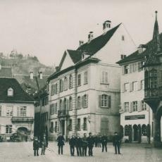 Münsterplatz Freiburg, Blick auf das Haus zum schönen Eck, in schwarz-weiss