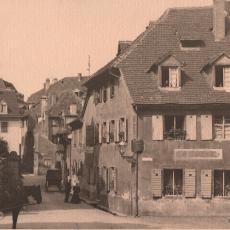 Stadtansicht von der Marienstraße in Freiburg nach 1903, vorne ist ein Pferd zu sehen