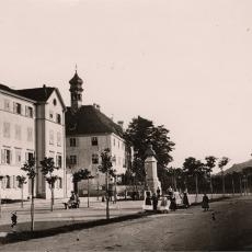 Kloster St. Ursula um 1860, davor eine Straße die mit Bäumen gesäumt ist