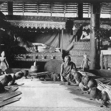 Innenansicht der Klosterschule, In: Ferrars, 1900, Burma, S. 11, *)