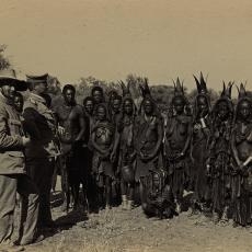 Herero-Gruppe und Militär, Deutsch-Südwestafrika, o. J., Slg. Kurt Schwabe, Ethnologische Sammlung
