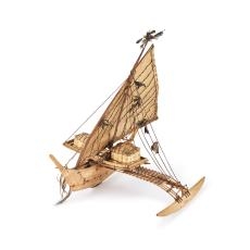 © Städtische Museen Freiburg – Museum Natur und Mensch, Auslegerboot aus Holz mit dreieckigem Segel, Marshall-Insel, Foto: Axel Killian