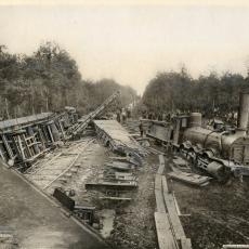Fotografie von Gottlieb Theodor Hase und Sohn, die den Eisenbahnunfall bei Hugstetten am 3. September 1882 zeigt