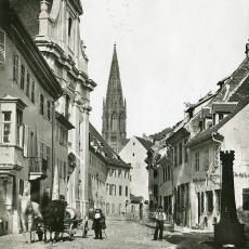 Fotografie von Gottlieb Theodor Hase, die den Blick in die Jesuitengasse, heute Bertoldstraße zeigt, entstanden um 1860