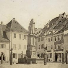 Fotografie von Gottlieb Theodor Hase, die den Franziskanerplatz mit Bertold-Schwarz-Denkmal zeigt