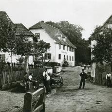Fotografie von Gottlieb Theodor Hause, die die Stadtstraße in Herdern nach Süden zeigt, entstanden um 1870
