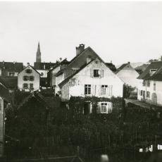 Fotografie von Gottlieb Theodor Hase, die den Blick auf die Kirchstraße in der Wiehre Richtung Süden zeigt, entstanden um 1875