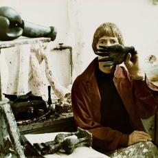 Priska von Martin in ihrem Atelier, sich einen Boxhandschuh vors Gesicht haltend