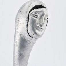 Bronzeplastik von Priska von Martin, weiblicher Kopf und Hals in Form einer Keule