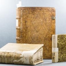 Das Adelhauser Schwesterbuch (rechts) und weitere Handschriften aus Adelhausen im Stadtarchiv (von links nach rechts: B 1 Nr. 107, RARA Ee 167,1, B 1 Nr. 98), Foto: Jörg Blum