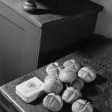 Die Brötchen: „Herr Plach war im Dorf und hat für das Frühstück Butter und Brötchen eingekauft. In der Küche legte er Butter und Brötchen auf eine Truhe neben den Tisch. Wenige Minuten später begannen die Brötchen wie Schwalben in der Küche herumzufliegen … und fielen schließlich auf den Fußboden.“ Rekonstruktion eines berichteten Spukphänomens vom 17.3.1947, 3-teilige Sequenz