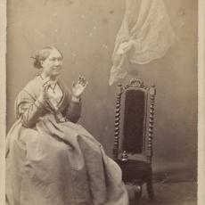 Frederick A. Hudson, Das Medium Georgiana Houghton mit einem Geisterporträt, London, 29.5.1873, Fotografische Sammlung, Archiv des IGPP