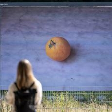 Georg Lutz, Orange (harvested by slaves in Calabria, Italy), 2019, Bahnhof Wiehre, Foto: Patrick Seeger
