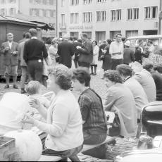 Publikum auf einer Bank am Münster_Landesarchiv Baden-Württemberg_Staatsarchiv Freiburg, Foto: Willy Pragher 