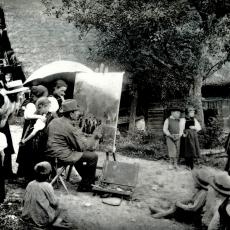 Schwarz-Weiß-Fotografie einer Arbeitssituation des Malers 
