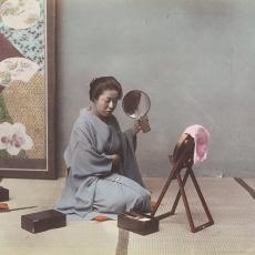 Fotograf unbekannt, Frau, ihr Haar richtend, 1860-1880, Foto: Axel Killian