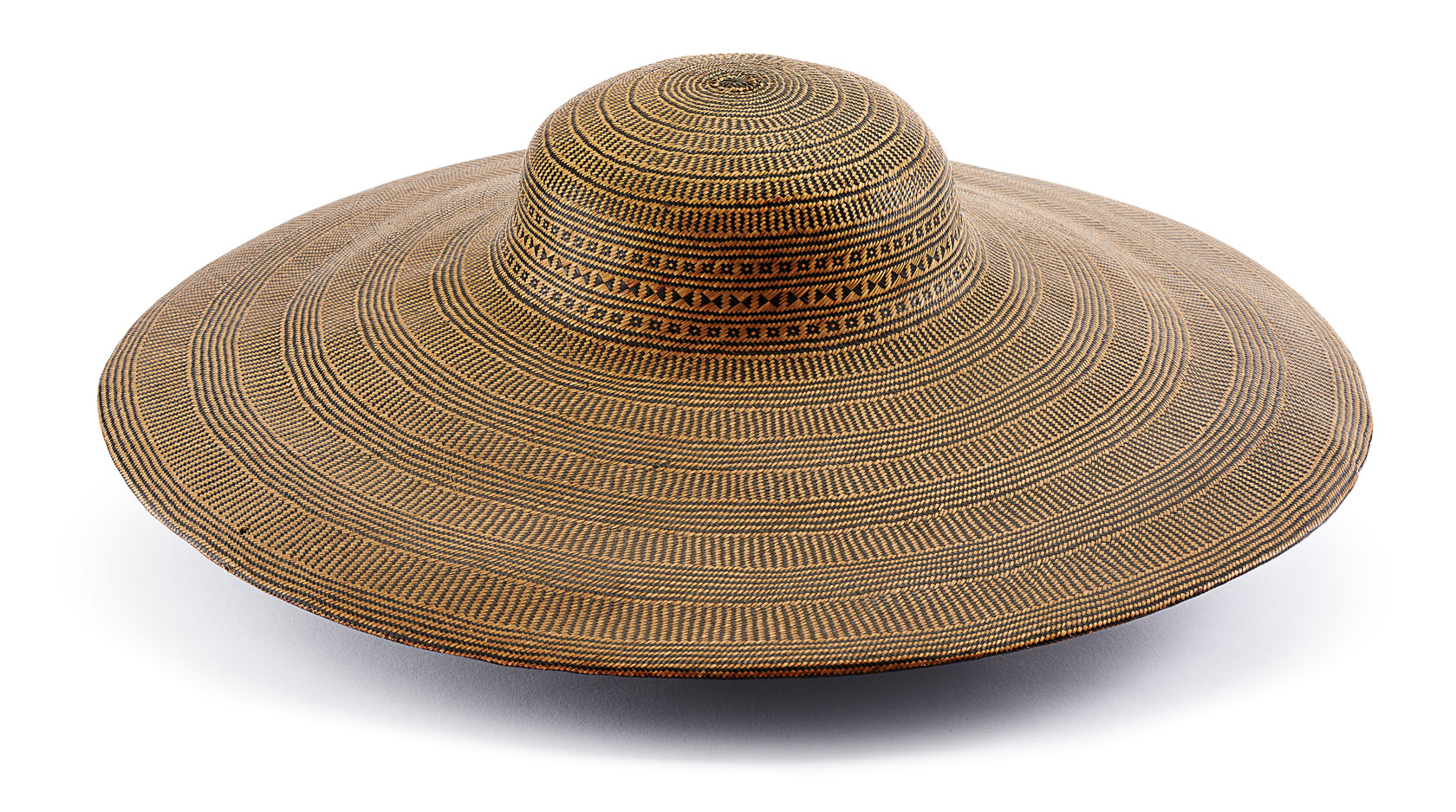 Straw hat, Java, Indonesia, 19th century, Roos Coll., inventory number IV/1648, Photo: Axel Killian