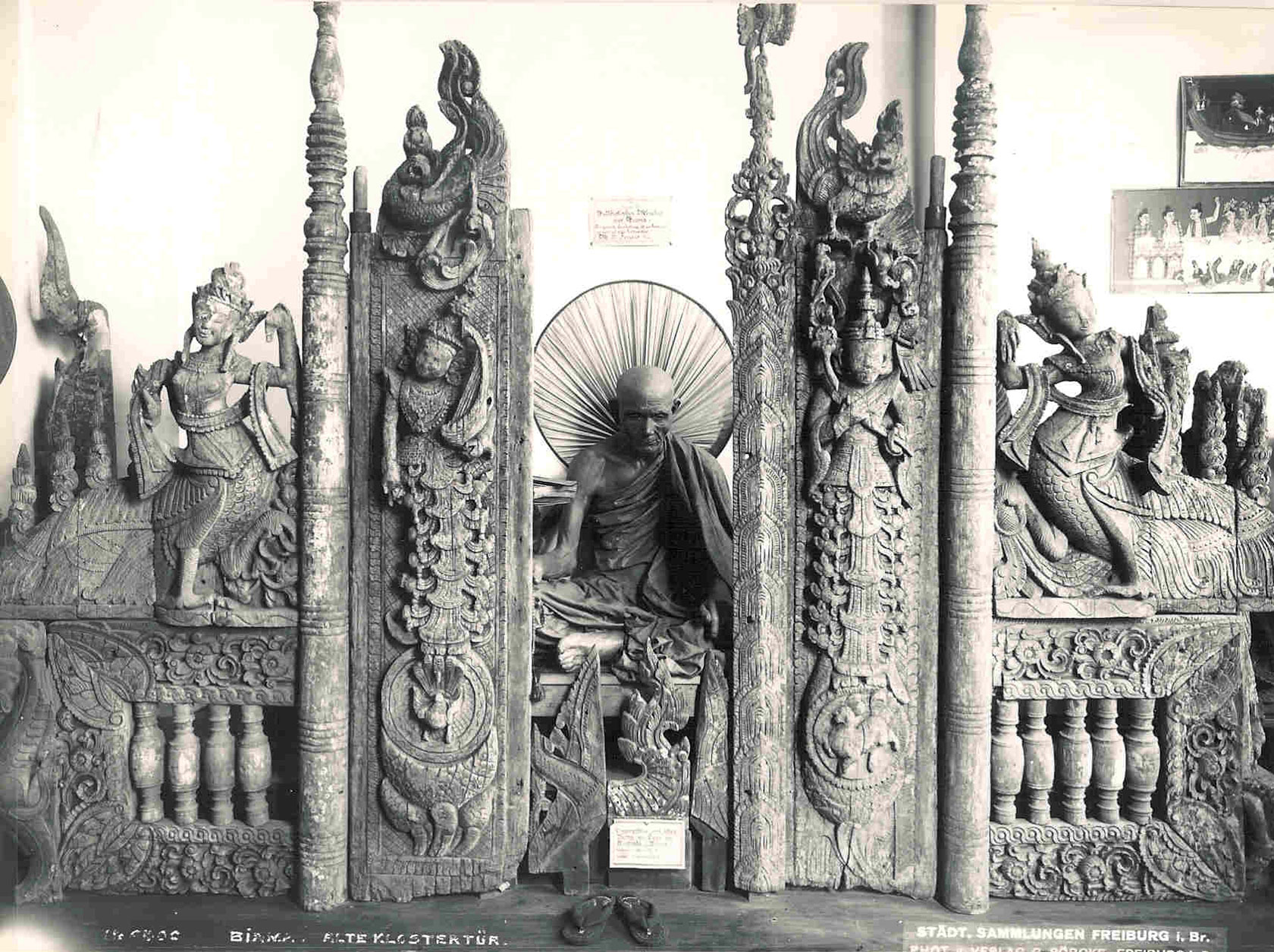 Ausstellungssaal Burma im Museum für Natur- und Völkerkunde nach 1911, Foto: Georg Röbcke 