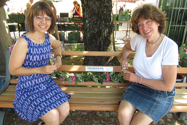 Zwei Frauen auf dem Schwätzbänkle in Littenweiler