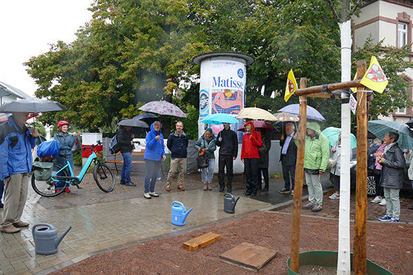 Menschengruppe mit Regenschirmen