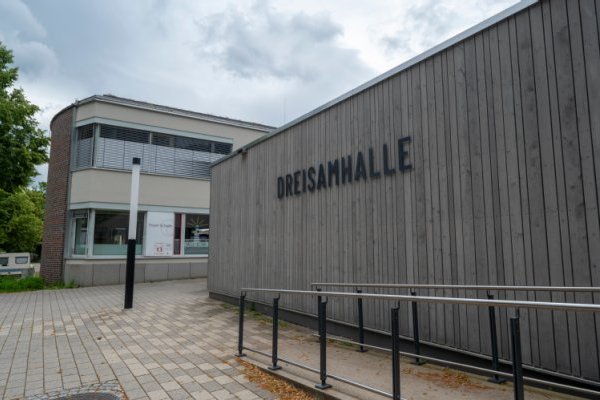 Dreisamhalle, im Hintergrund die Feyel-Schule