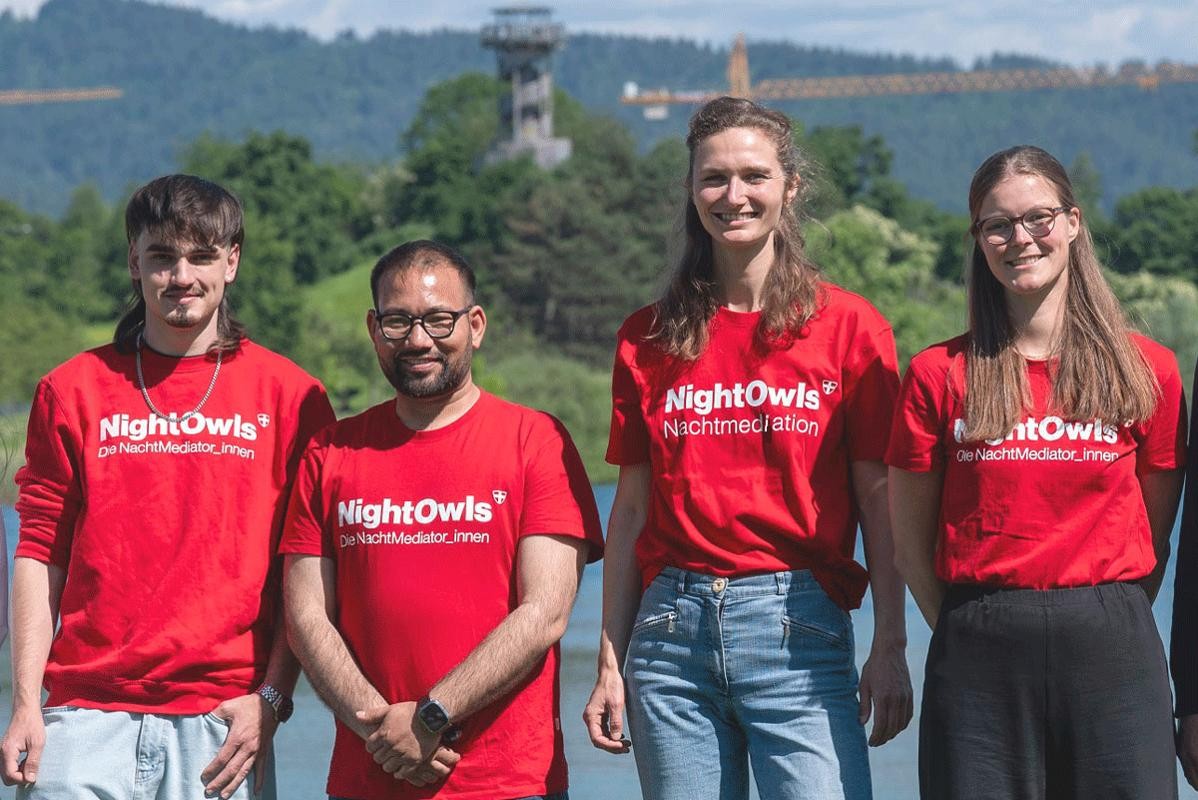 Vier der acht Nachtmediator*innen in roten T-Shirts mit der Aufschrift "Night Owls"