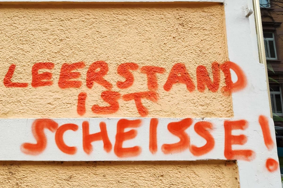 Grafiti an Hauswand: "Leerstand ist Scheiße!"
