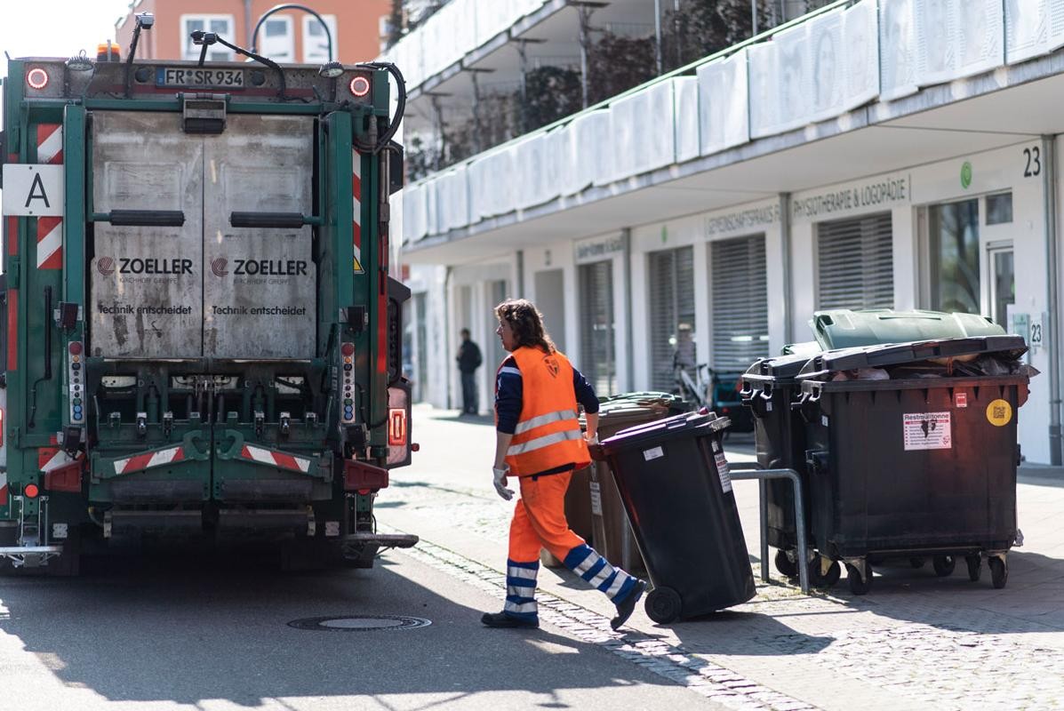 Müllabfuhr holt Müll ab