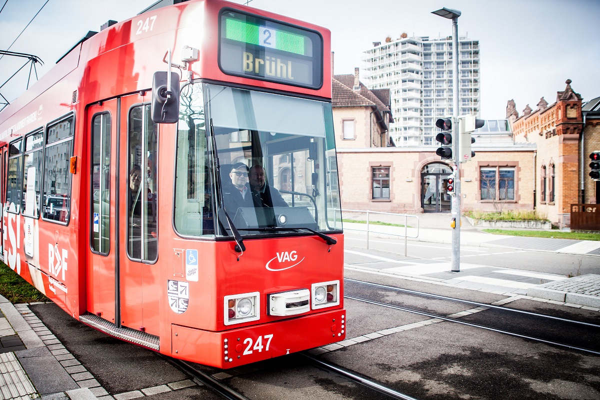 Die Straßenbahn Linie 2 mit neuer Zielanzeige.