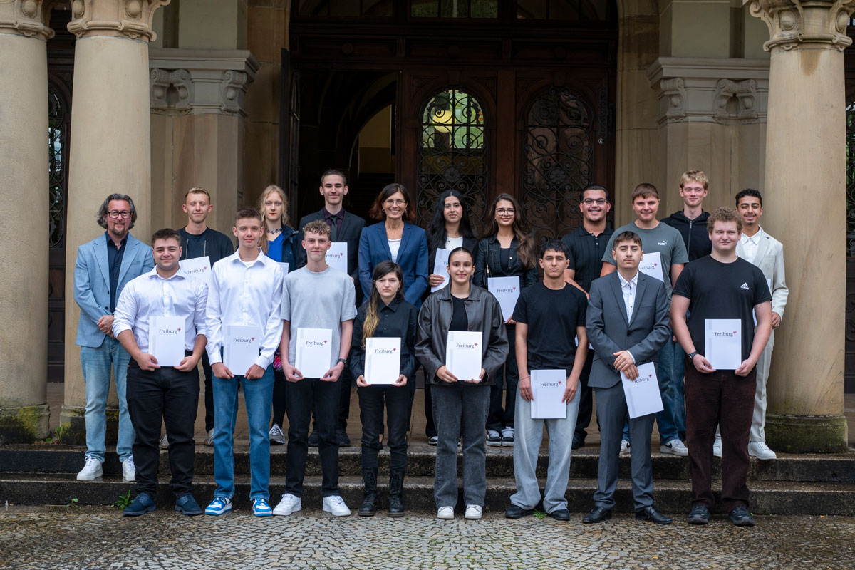 Eine Gruppe junger Menschen mit Urkunden