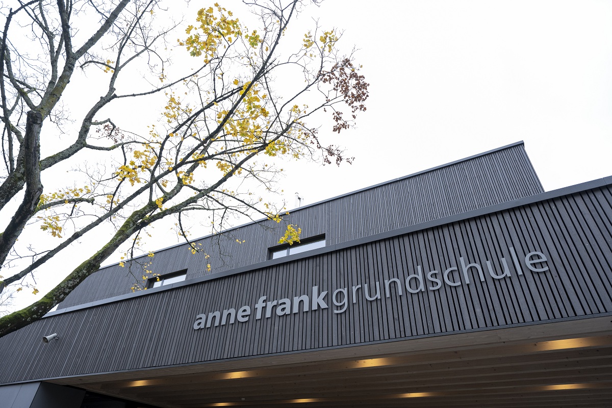 Das Gebäude der Anne-Frank Grundschule von vorne.
