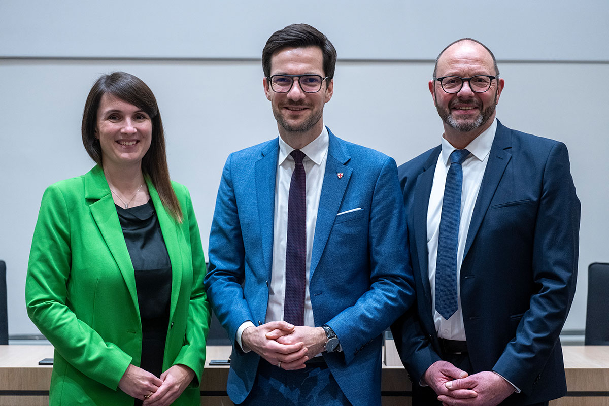Oberbürgermeister Martin Horn (Mitte) mit den beiden neu gewählten Bürgermeistern Carolin Jenkner und Roland Mede.