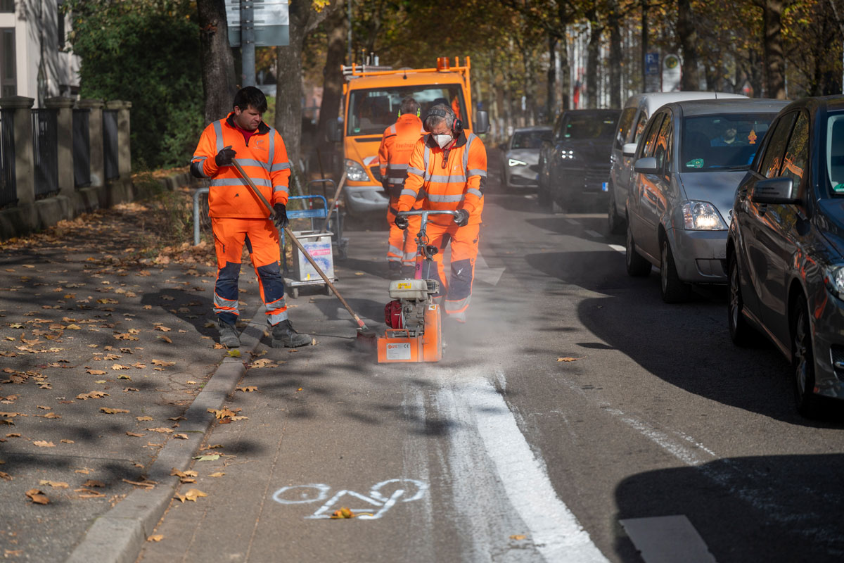 Zwei Personen fräsen den Teer auf