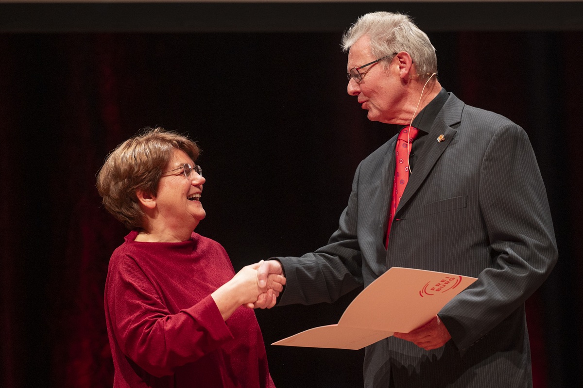 Die Ärztin Charlotte Niemeyer schüttelt Bürgermeister Ulrich von Kirchbach die Hand.