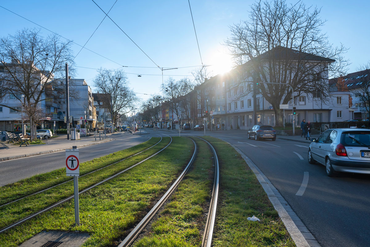 Straßenkreuzung in Zähringen, Autos