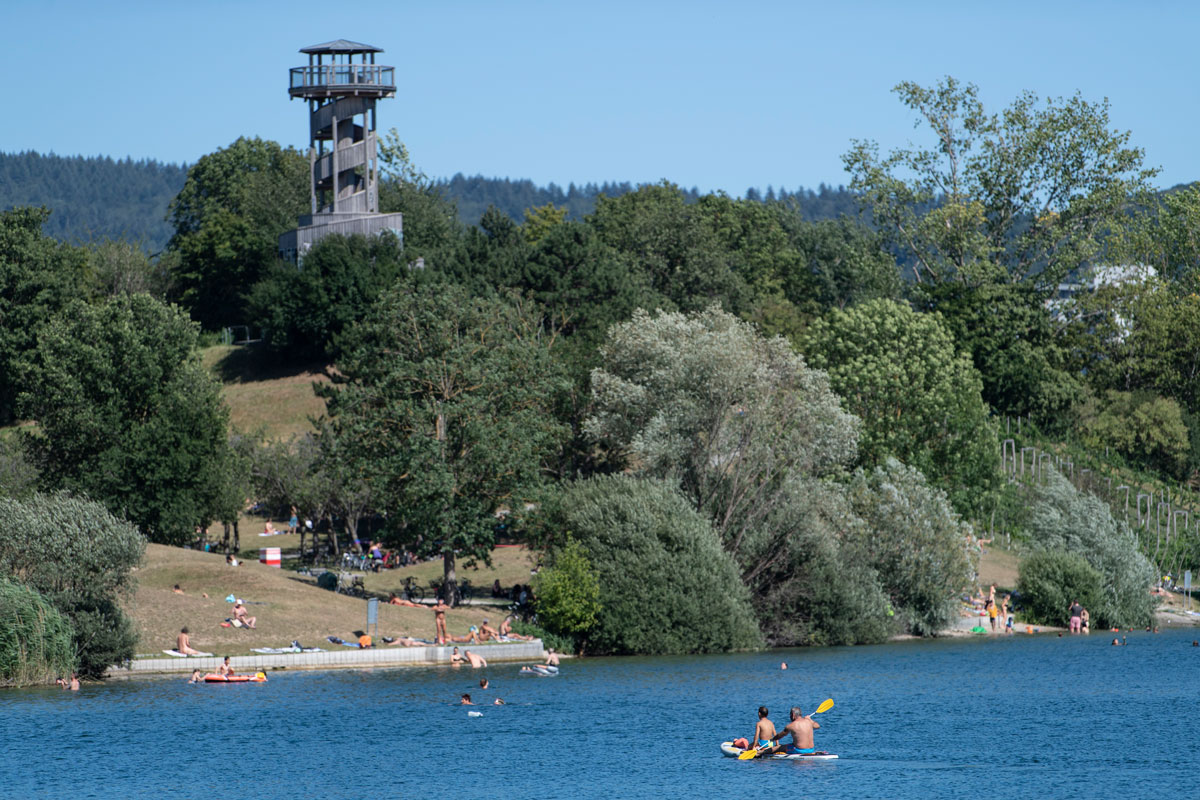 Im Vordergrund der Flückigersee, im Hintergrund der Seeparkturm