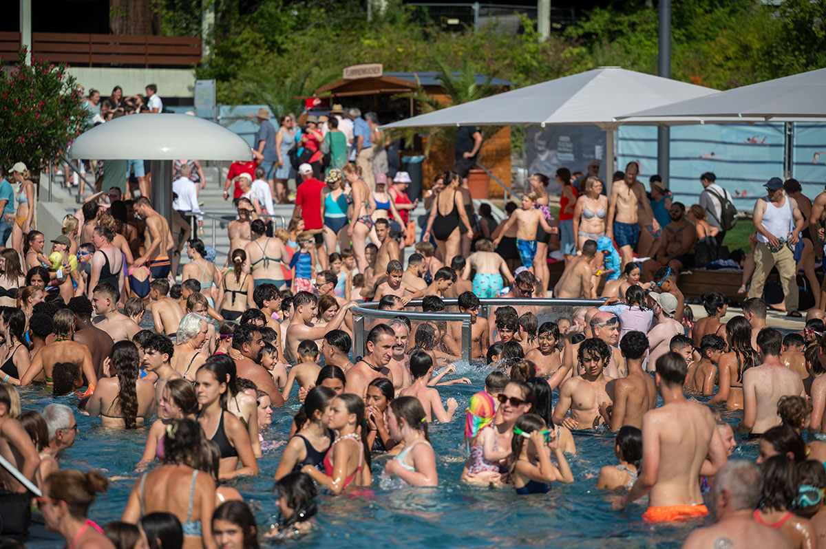 Schwimmbecken mit vielen Menschen
