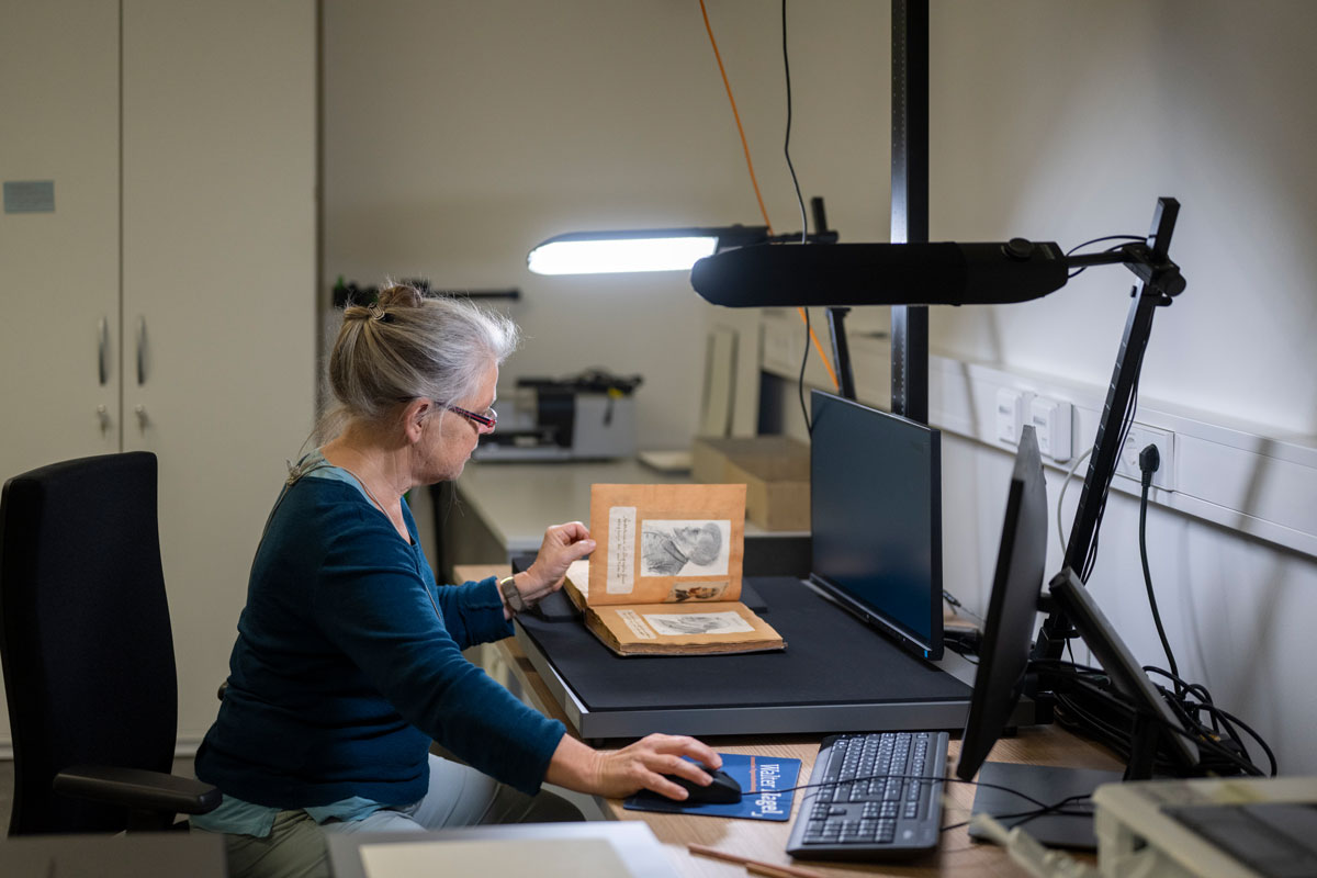 Frau bei der Recherche