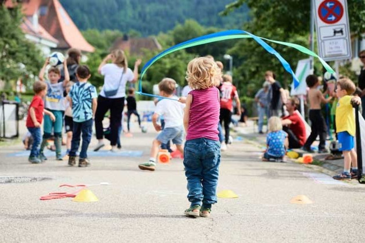 Kinder spielen auf einer Spielstraße